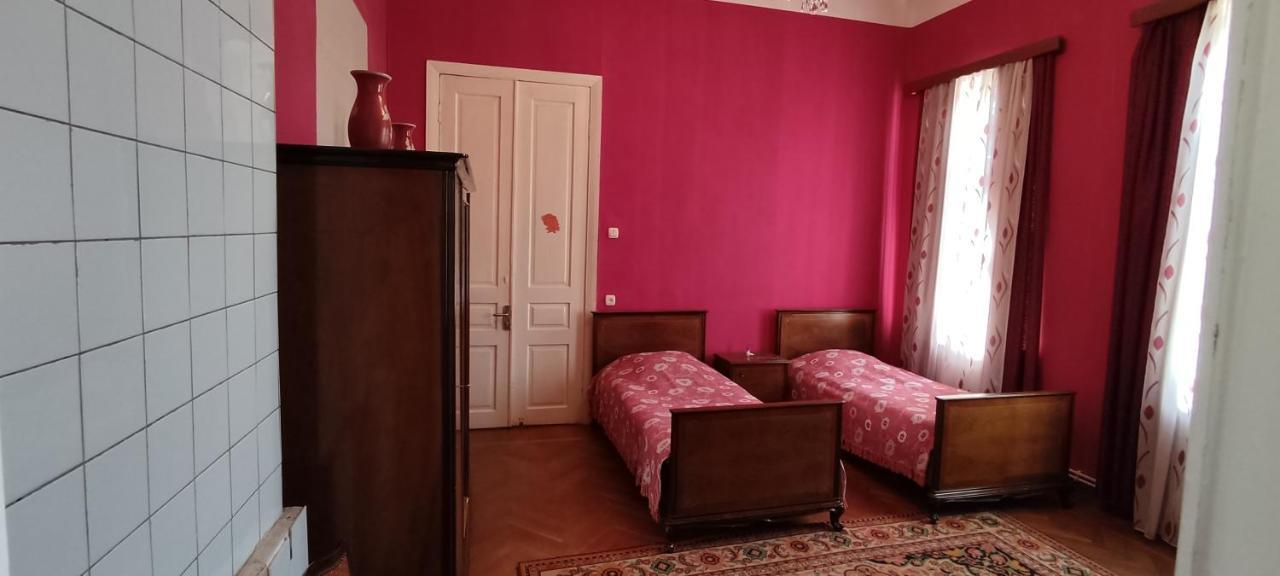 Guest House Tall Rooms Зугдиди Екстериор снимка