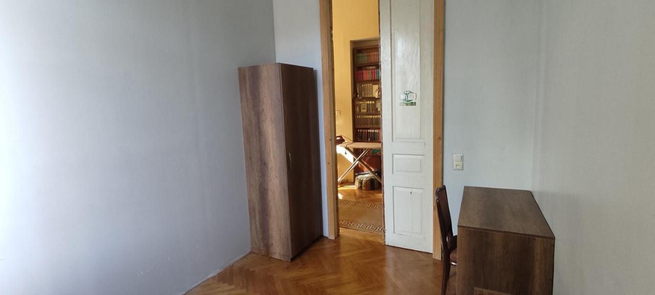 Guest House Tall Rooms Зугдиди Екстериор снимка